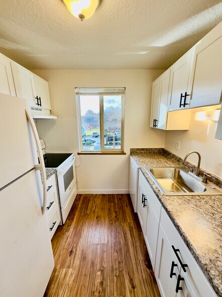 Building Photo - 3640 SW 114th Ave