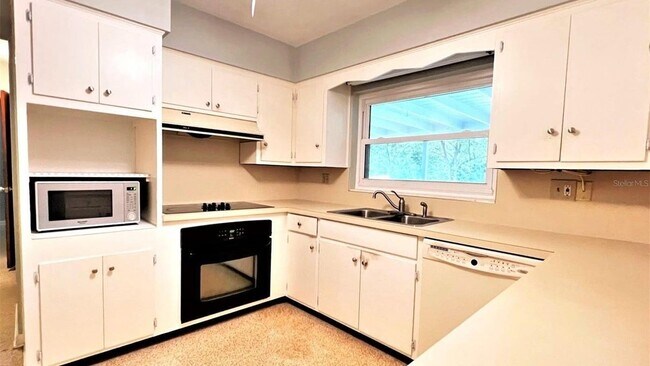 Building Photo - 1001 Brookside Dr
