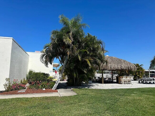 Building Photo - "Charming 2-Bed, 2-Bath Retreat in Nokomis!"