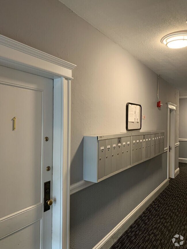 Building Photo - Large studio available 6/1 !