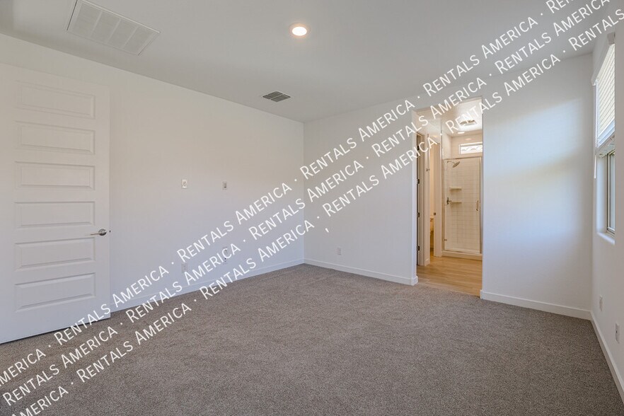 Building Photo - 9002 W Rancho Dr