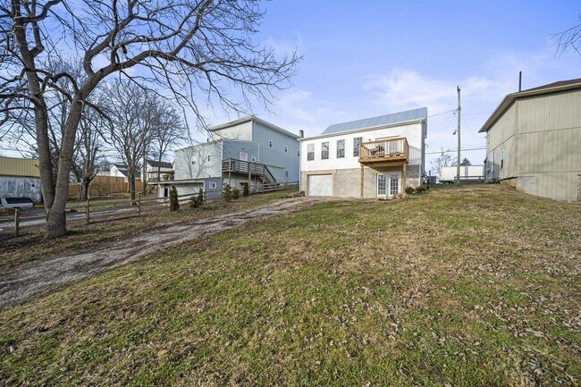 Building Photo - 145 E Main St