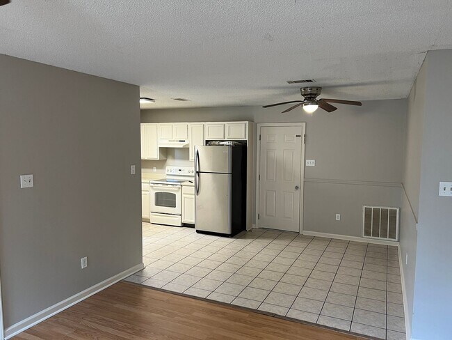 Building Photo - 2135 Raintree Dr