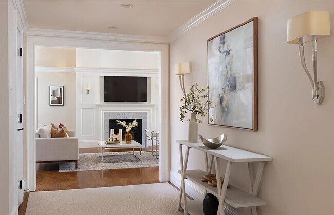 Building Photo - Bright & Spacious Unit with Natural Light