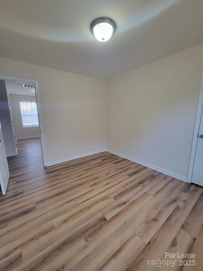 Building Photo - 5823 Hewitt Dr