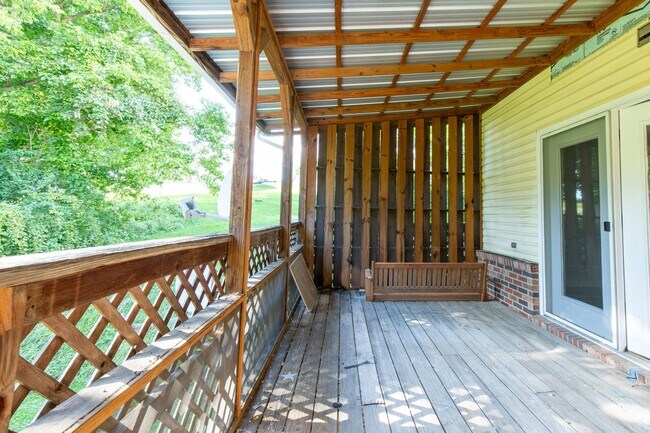 Building Photo - 3 story 2 bed 1.5 bath condo with large ga...
