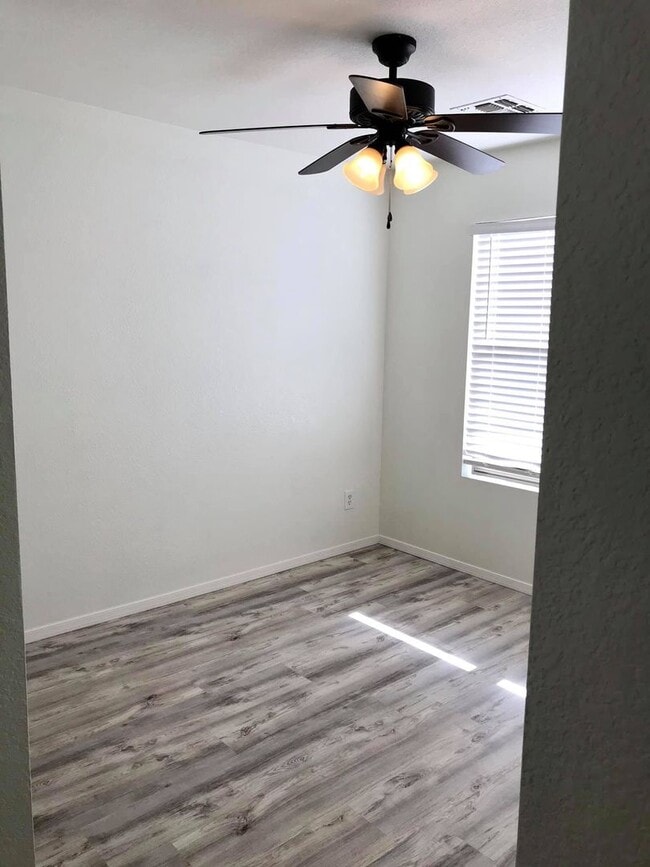 Building Photo - Spacious 3-bedroom plus den in North Phoenix