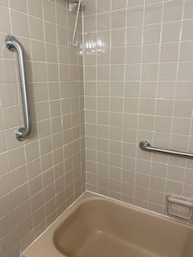 Building Photo - Perfect for Traveling Nurses!