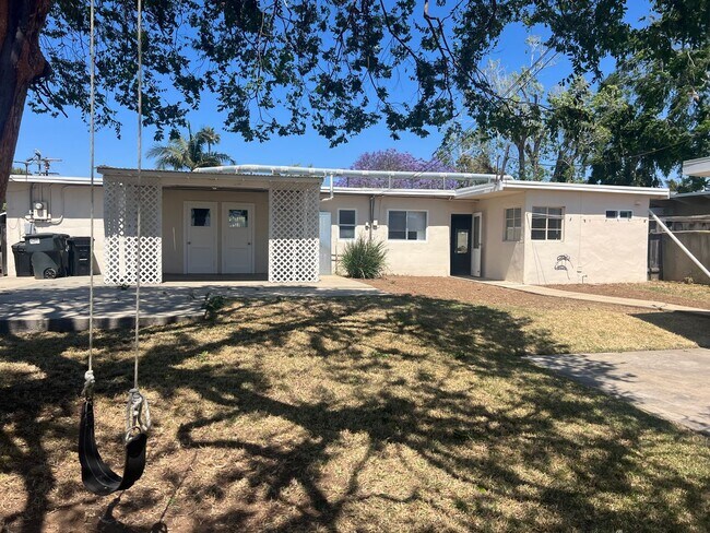 Building Photo - 2 Bedroom, 2 Bathroom Home