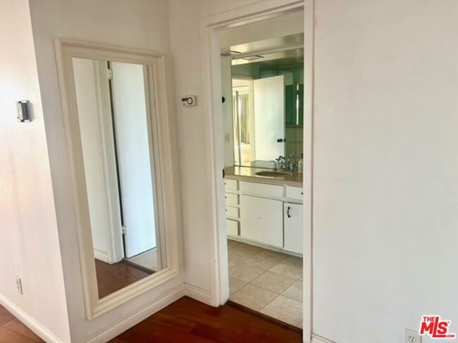 Building Photo - 4314 Marina City Dr