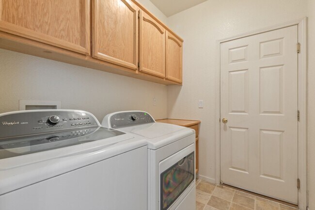 Building Photo - 3 Bedroom, 2 Bath home in Double Diamond Neighborhood