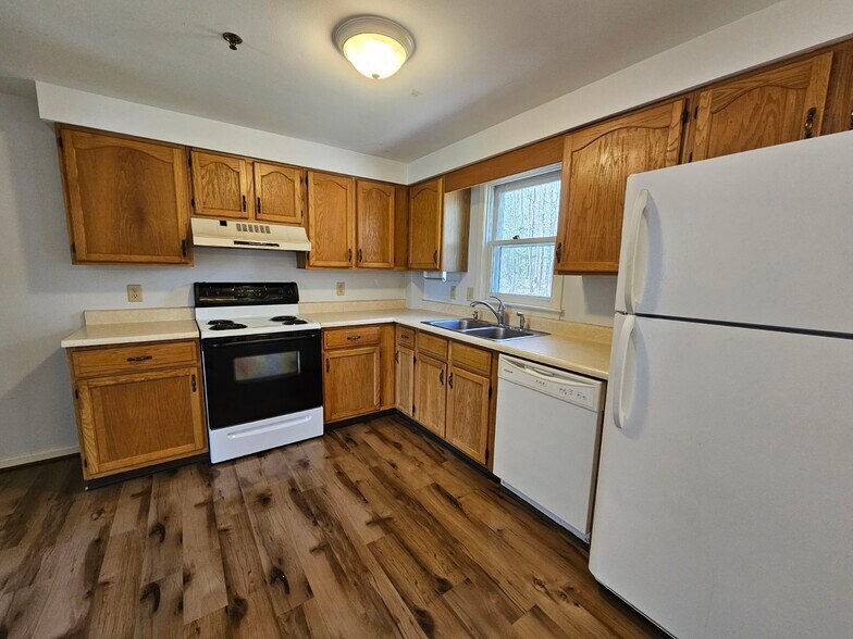 Building Photo - 27 Candlewood Ln