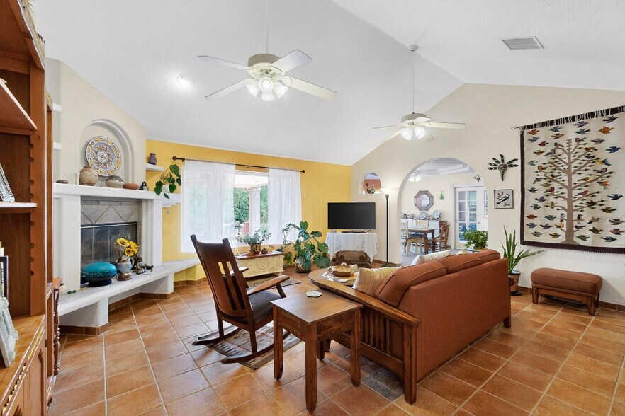 Building Photo - 2004 Vista Lejano