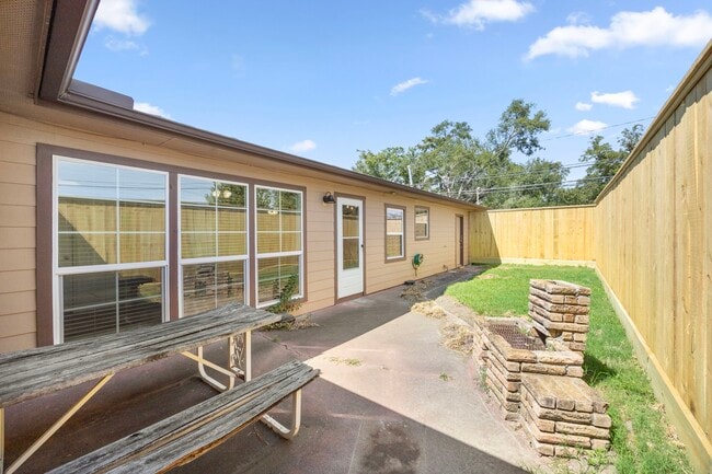 Building Photo - 1726 Wycliffe Dr