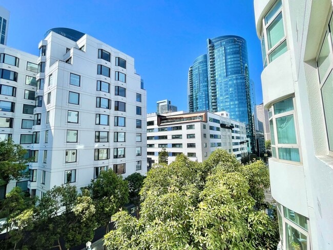 Building Photo - Spacious 1BR  / 1BA Portside Condo, Views,...