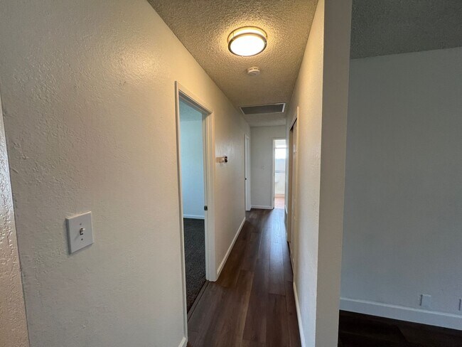 Building Photo - Updated 3 bedroom single story in Manteca!