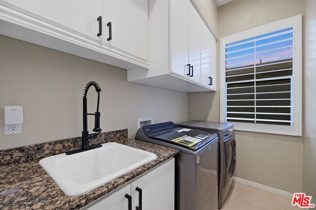 Building Photo - 4 Cartier Ct