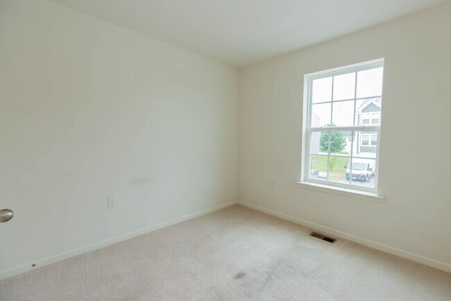 Building Photo - 3 Bed, 2.5 Bath, Townhome in Ranson, WV