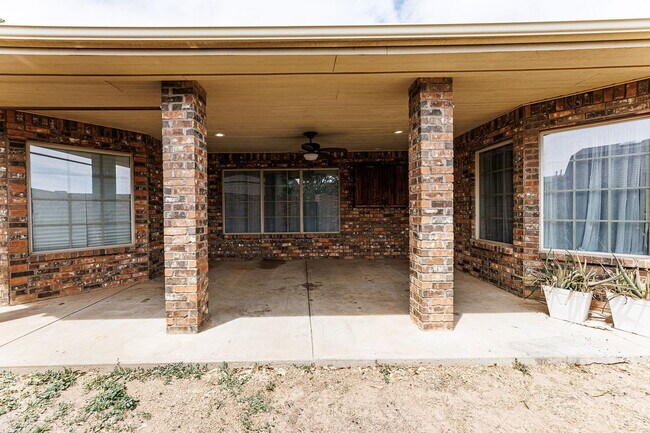 Building Photo - Spacious 3-Bedroom in Gated Community