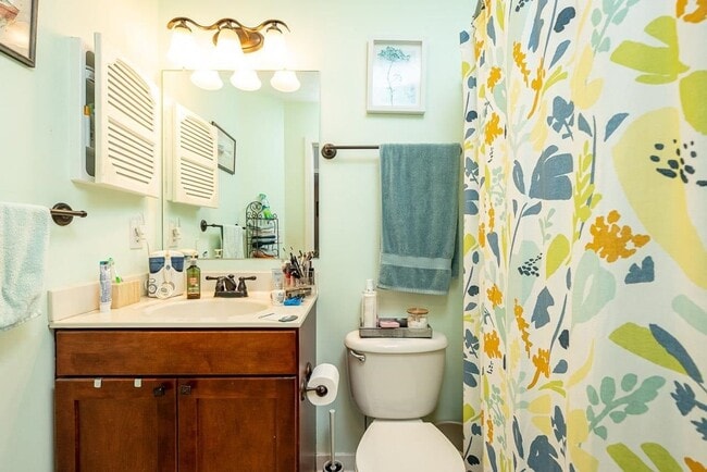 Building Photo - Updated 3 Bedroom 2.5Bath Townhouse in Harrisonburg