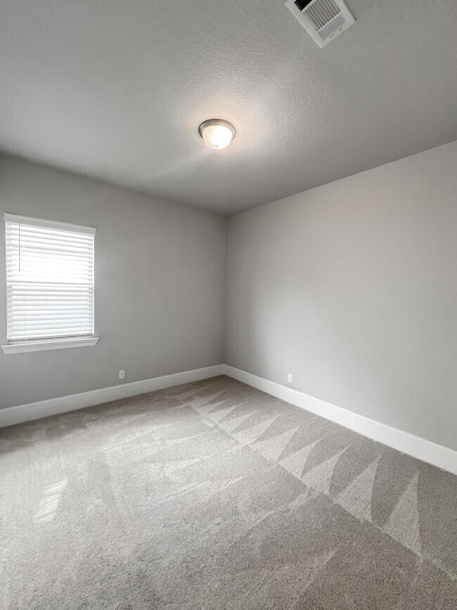 Building Photo - 16807 Hemlock Grove Dr