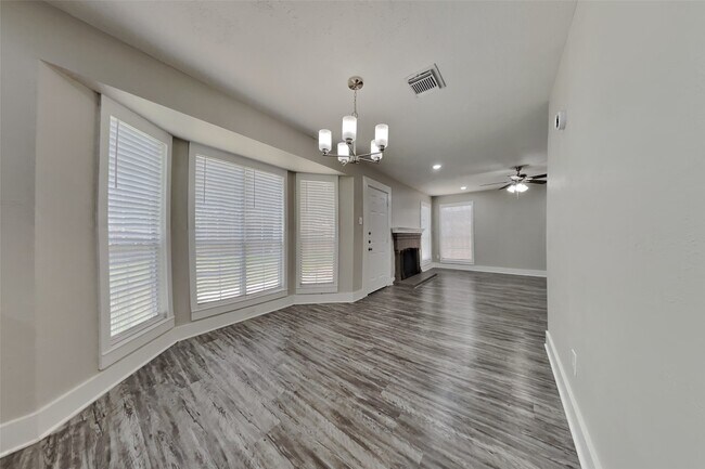 Building Photo - 3327 Colonel Ct Dr