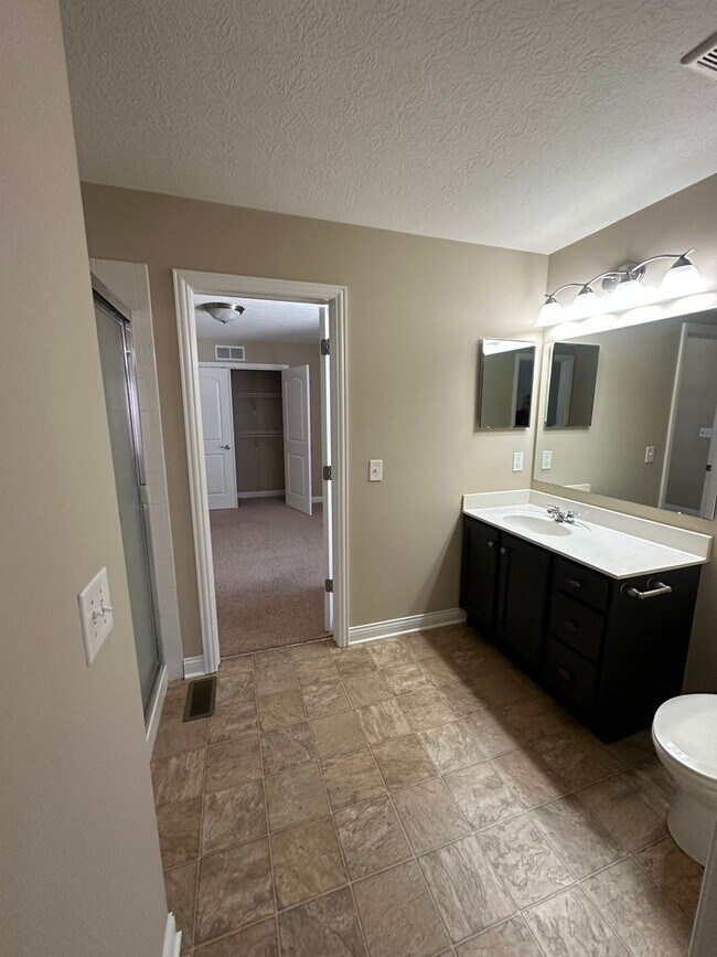 Building Photo - Lakes of Worthington