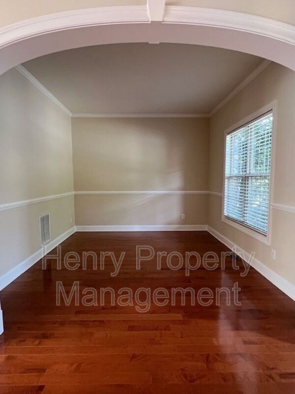 Building Photo - 1905 Old London Way