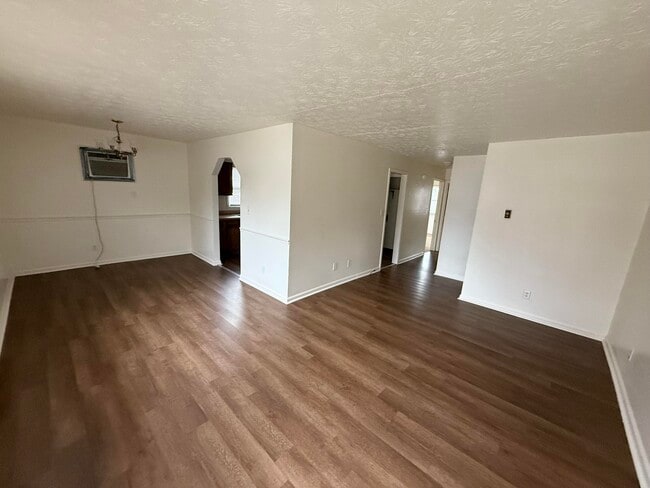 Building Photo - 341 Garden Park Dr