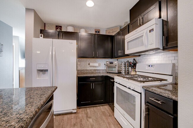 Building Photo - Stunning 3 Bed Home with Loft, Den & Upgraded Kitchen