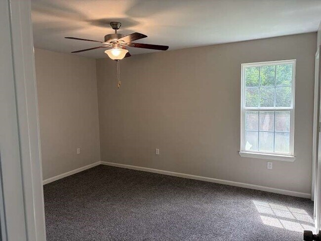 Building Photo - 132 Pine Ridge Dr
