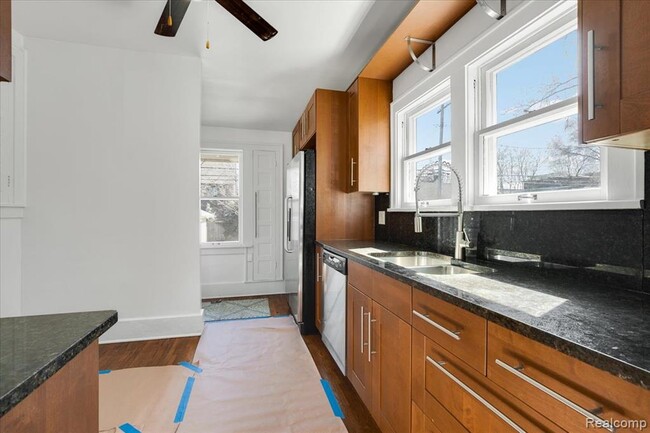 Building Photo - 522 N Washington Ave