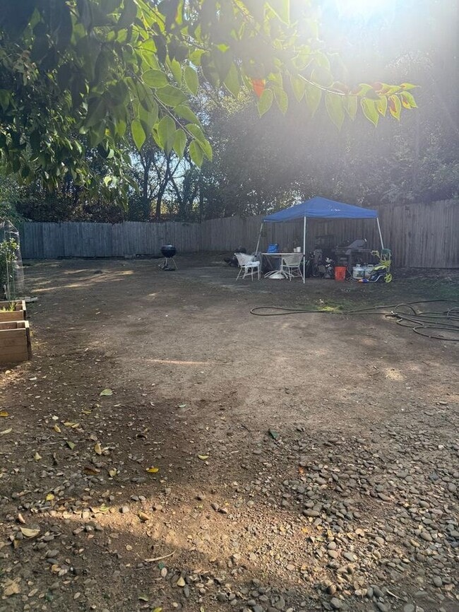 Building Photo - Spacious two bedrooms one full bathroom