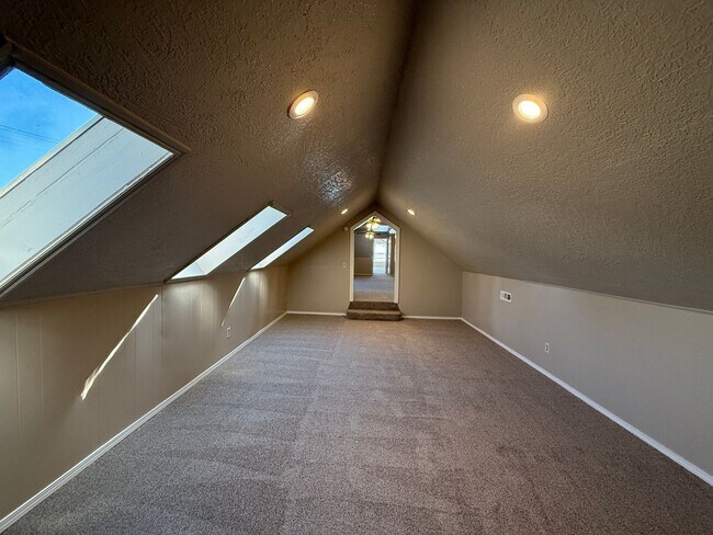 Building Photo - Huge 4 Bedroom in West Tulsa