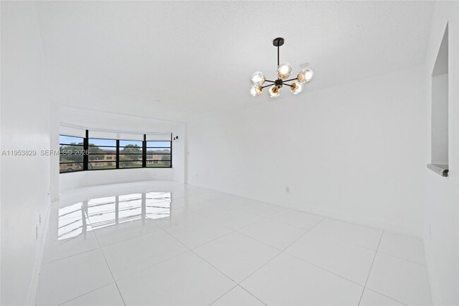 Building Photo - 18900 NE 14th Ave