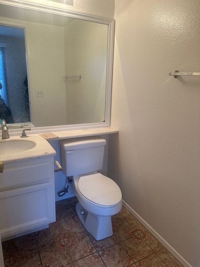 Building Photo - Charming 3-Bed/2.5-Bath Townhome with 2-Car Garage in Garden Grove