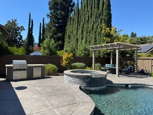 Building Photo - Gorgeous 3-Bedroom House in Gold River with pool