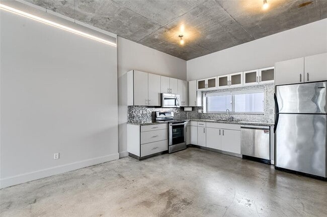 Building Photo - 721 SE 12th Ct