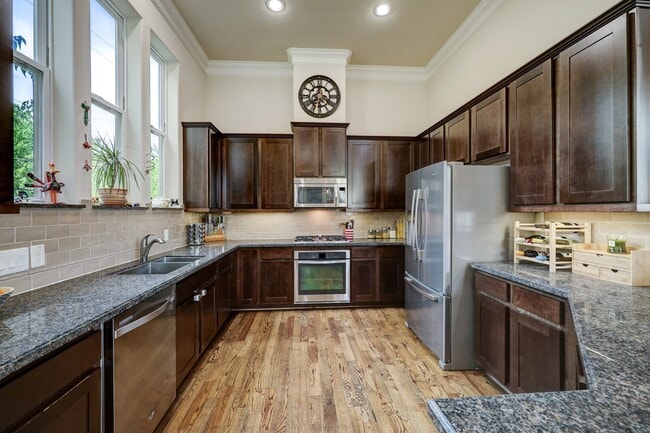Building Photo - 8932 Lakeshore Bend Dr