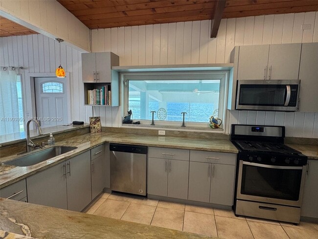 Building Photo - 900 Morris Ave