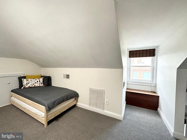 Building Photo - 718 S Washington St