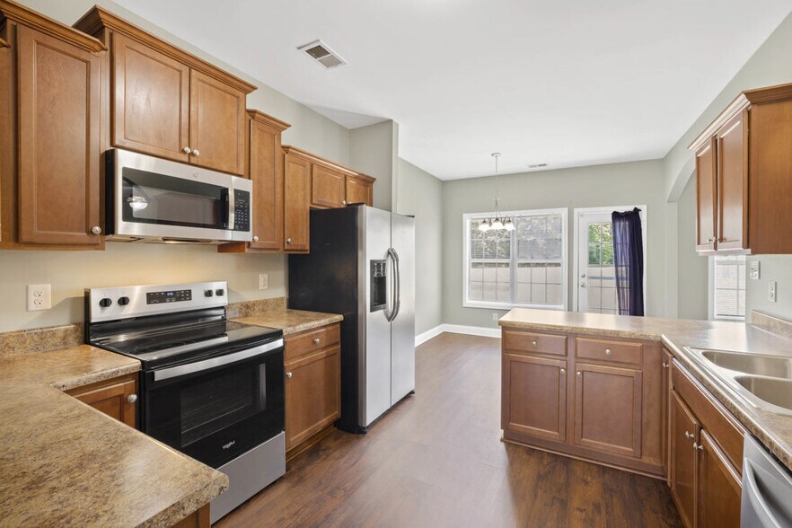 Building Photo - 121 Feathers Ln