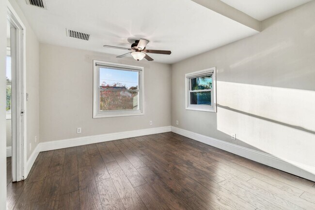 Building Photo - Charming 3 bed 2 bath North Kenwood home w...