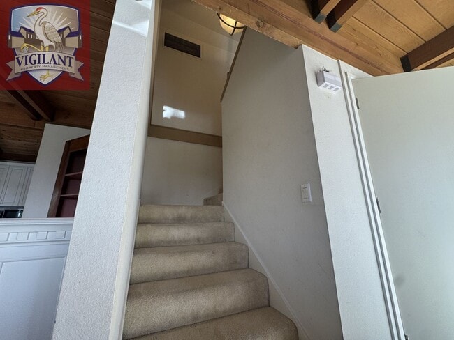 Building Photo - Amazing Furnished 4 bedroom home