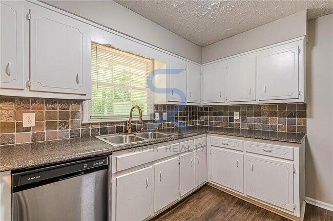 Building Photo - LIMITED-TIME OFFER! Apply today with NO APPLICATION FEE! Terms apply. Call (678) 487-7896, Option...