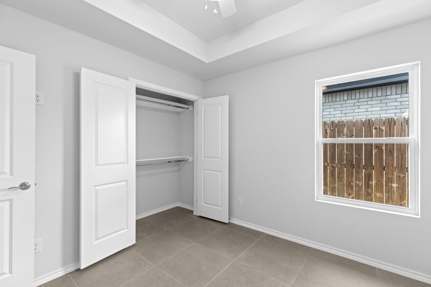 Building Photo - 664 Marrs Ave