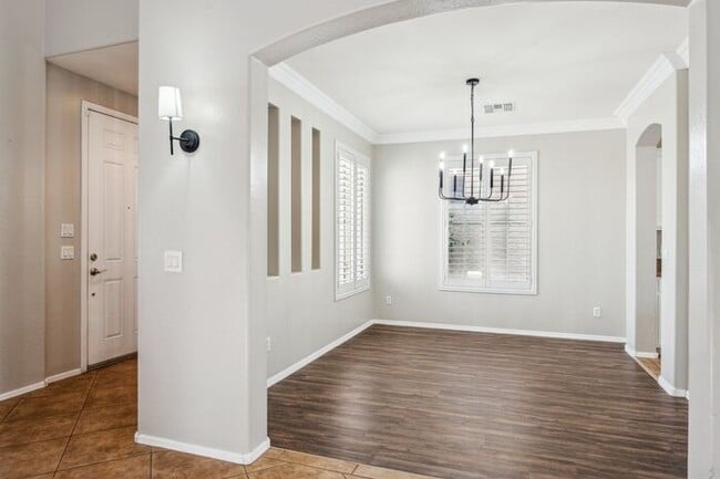Building Photo - Beautiful 5 Bedroom 3 Bath home