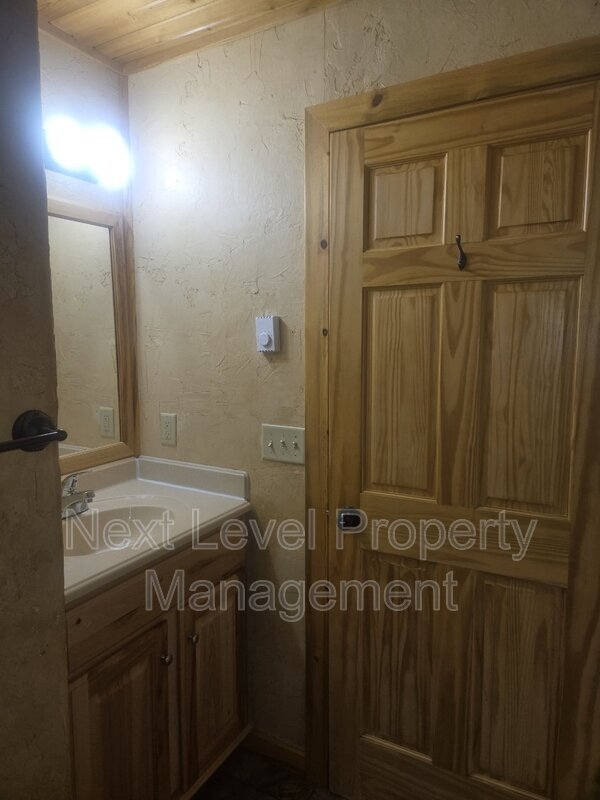 Building Photo - 111 E Cottonwood Dr