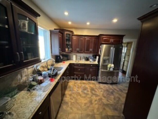 Building Photo - 24 Cushing St