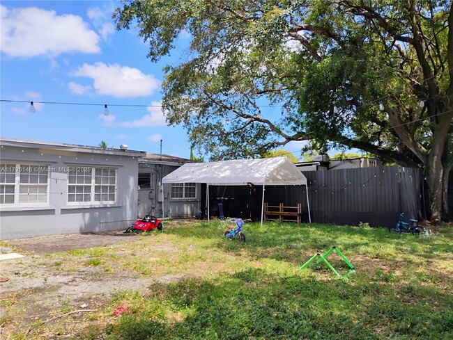 Building Photo - 252 S Biscayne River Dr